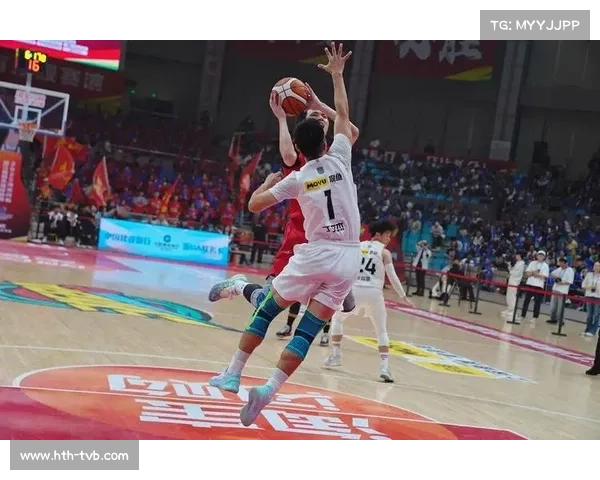 朱俊龙五次犯规血洒赛场,球迷起立鼓掌致敬拼搏